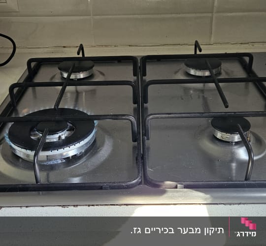 כיריים גז עם ארבעה מבערים וכפתורי שליטה